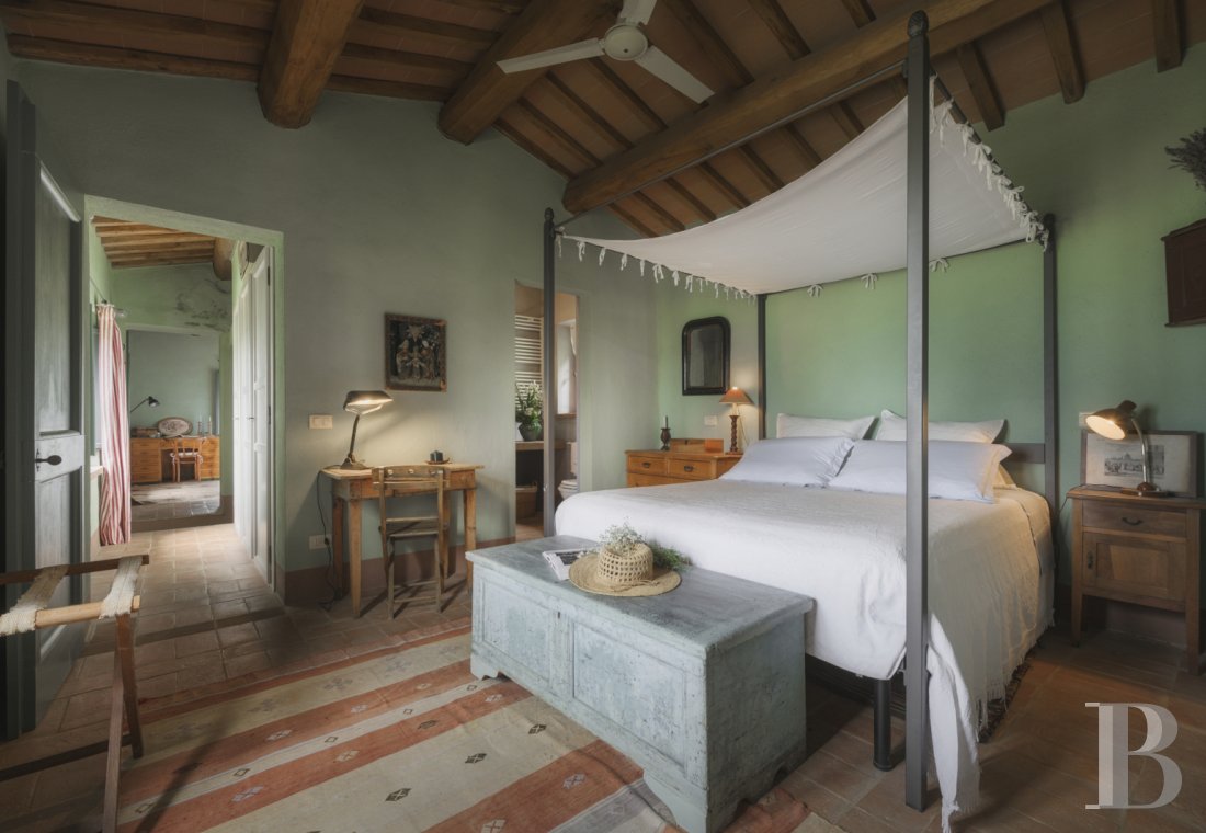An old olive grove farmhouse restored to its former glory, overlooking the countryside in the Val d'Orcia in Tuscany - photo  n°26